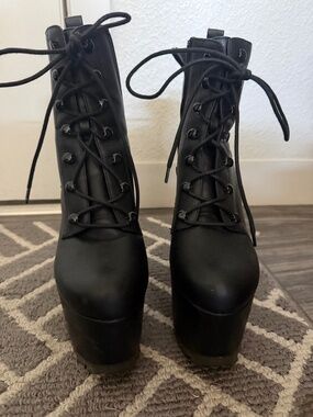 YRU PLATFORM LACE UP COMBAT BOOTS